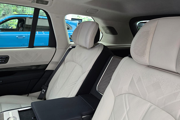 Пятиместные автомобили Zeekr 9x - 2026 года выпуска