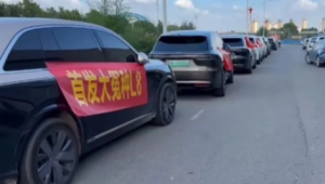 Владельцы, получившие автомобили  Li- L8/9 до 20-го августа, посчитали, что потеряли 15 000 юаней, получив их раньше - теперь они протестуют с плакатами!