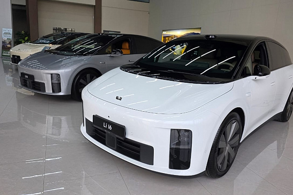 футуристический i6 раскупается в Китае как горячие пирожки