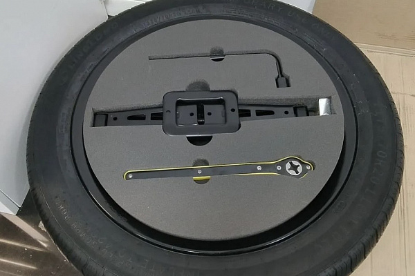 Запасное колесо Lixiang с чехлом и инструментами