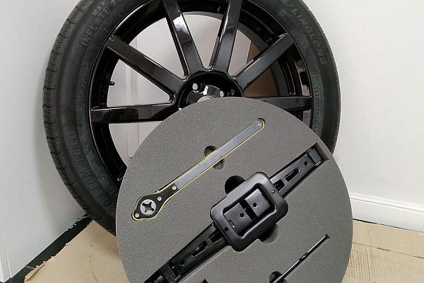 Запасное колесо Lixiang с чехлом и инструментами